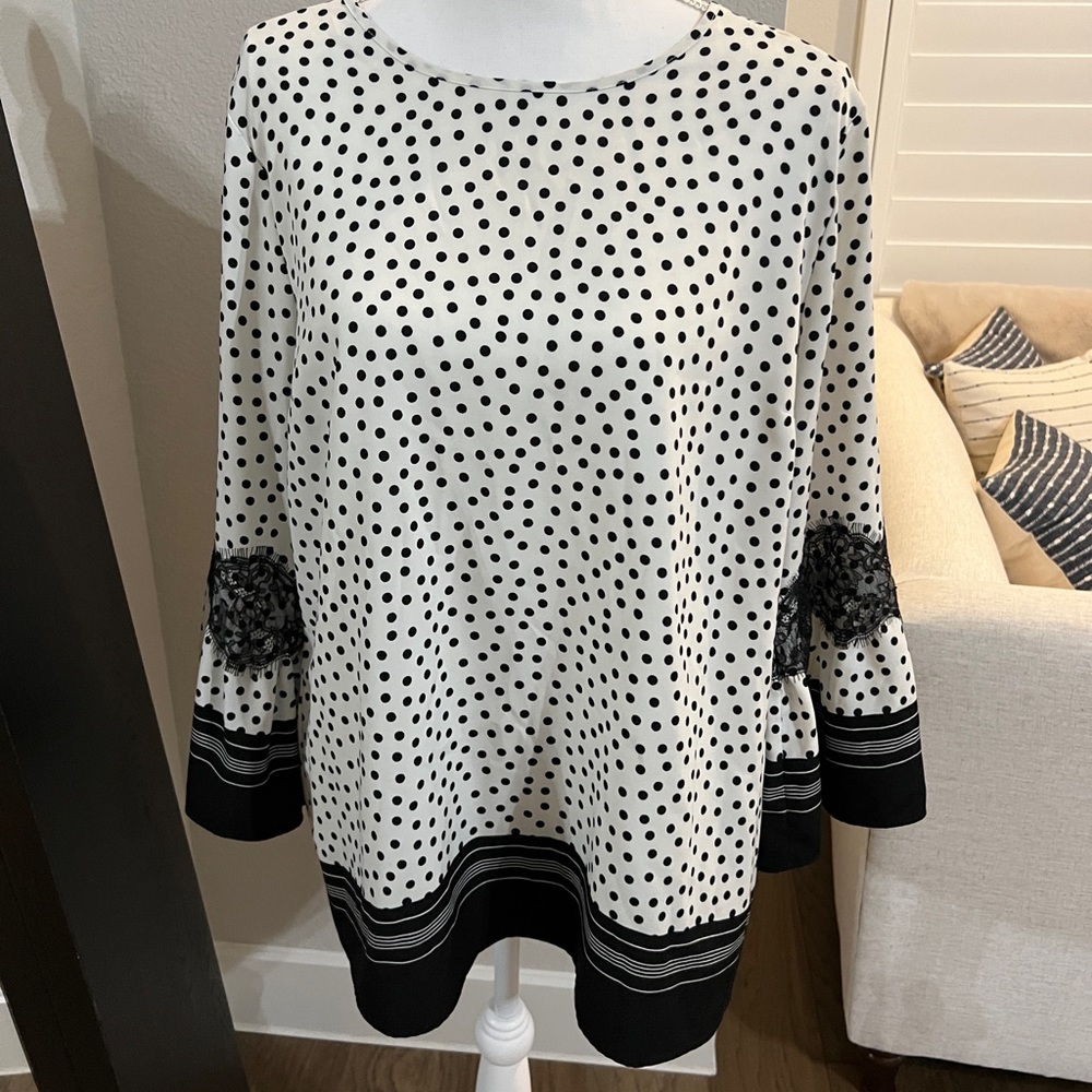 EUC Women’s Karl Lagerfeld Bell Sleeve Blouse - XL - Black/White